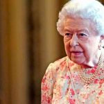 «Es más original»: Reina Isabel corta un pastel con una espada (VIDEO) inglaterra, video, viral, reina isabel, espada, pastel, insolito, familia real,