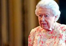 «Es más original»: Reina Isabel corta un pastel con una espada (VIDEO) inglaterra, video, viral, reina isabel, espada, pastel, insolito, familia real,