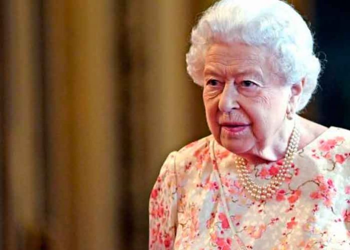 inglaterra, video, viral, reina isabel, espada, pastel, insolito, familia real,