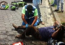 Managua: Cerrajero es catapultado por microbús