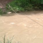 Madre e hija arrastras por un río en Guatemala socorristas en la busqueda