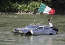 Detienen a hombre que navegaba en un carro sobre aguas de un río