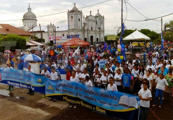 Comunidad unida marchando por la juventud