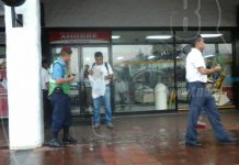 Managua: Le roban bolso cargado de billetes en el súper