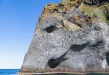 Islandia: Formación rocosa de un elefante en una isla