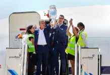 Miles de portugueses reciben a los campeones de la Euro