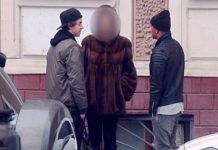 Adolescente millonario paga a mujeres para que se desnuden en la calle (video)