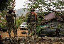 ¿De qué huyen familias del pueblo natal de «El Chapo»?