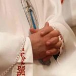 atenas, sacerdote, detencion, ataque,