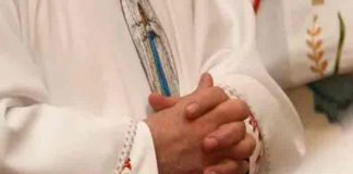atenas, sacerdote, detencion, ataque,