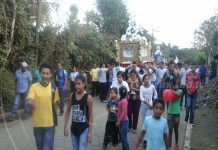 Feligreses católicos participan de Procesión del Santo Entierro