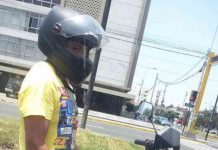 ¡Insólito! Motociclista se masturba en plena vía pública