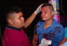 Conductor se estrella contra un poste