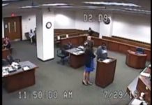 Jueza se enfurece al ver a una detenida «sin pantalones»