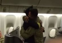 Padre sorprende a su hijo soldado en vuelo de regreso a casa