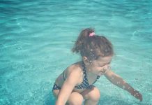 ¿Esta niña está debajo de el agua o saltando sobre ella?