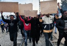 Evacúan a más migrantes en frontera Grecia-Macedonia