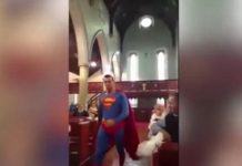 «Superman» rescata a novios en su boda