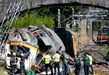 Al menos cuatro muertos al descarrilar un tren en España