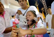 Devotos tailandeses se perforan el cuerpo en festival vegetariano