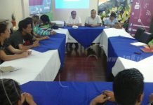 Jóvenes participan en taller de producción radial