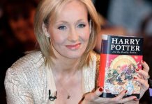 J.K. Rowling ayuda a fan a diseñar el tatuaje de sus sueños