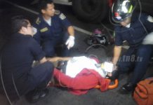 Chocan a motociclista mientras esperaba en un semáforo