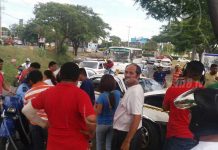 Taxista se estrella contra un árbol en Rotonda La Virgen