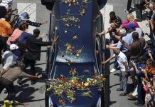 Multitud despide a Ali, sepultado en su ciudad natal