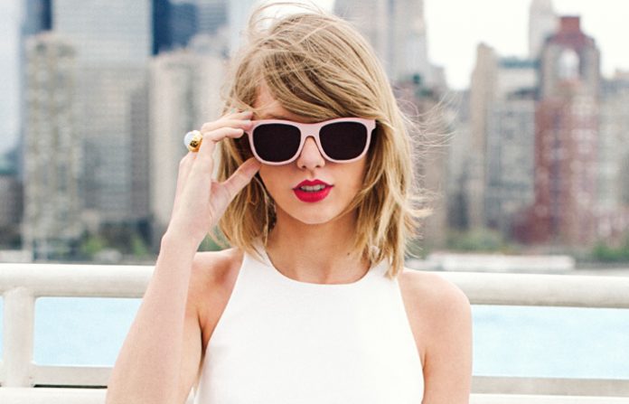 taylor-sorprende-a-fans