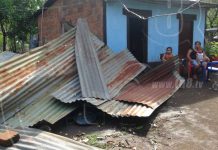 Fuertes vientos arrancan techos en viviendas de León