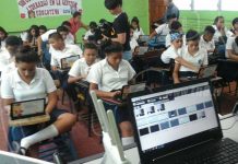 Estudiantes celebran mejorías y acceso a tecnología