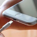 Tecnología, iPhone , cables , otras personas,