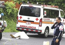 Costarricense se salva en balacera y muere en vuelco