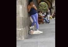 Mujer tira en el suelo a su bebé para poder chatear