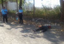 Encuentran cadáver de hombre con botella de licor