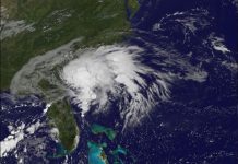 Julia vuelve a convertirse en tormenta tropical, avanza frente a costa este EEUU