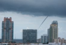 Dos muertos y cuatro niños heridos por un tornado