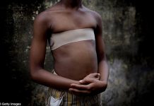 Tradición africana le mutila los senos a las niñas de 12 años