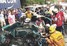 Costa Rica: Tráiler desbarata carro con 3 adentro