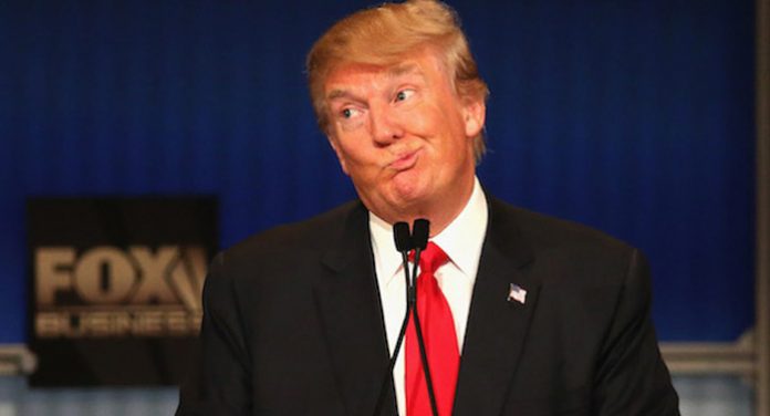 trump-recibe-tomatazos