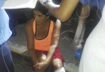 Imprudencia de mujer al cruzar la calle provoca accidente