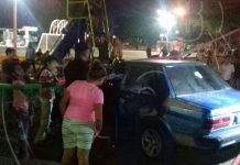Conductor hasta las cachas impacta contra la malla de un parque