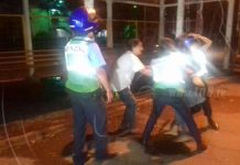 Mujer forcejea contra por evitar que se lance a un cauce