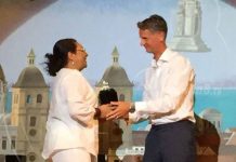 UNESCO entrega reconocimiento a rectora de URACCAN
