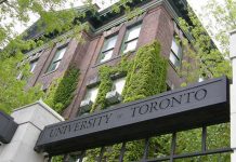 Una persona mantiene en vilo a la Universidad de Toronto
