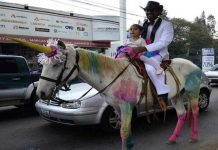 Guatemala: Niña cumple su sueño de pasear en un unicornio