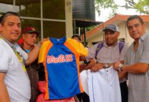 Donan uniformes de béisbol infantil en Nueva Segovia