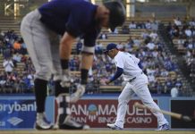 Urías debuta en casa y Padres remontan ante Bravos