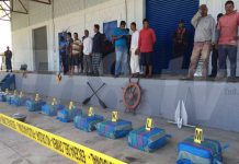 Incautan bultos de cocaína en lanchas al oeste de Corinto